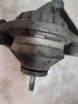 Подушка крепления двигателя Audi  443199379D Audi  443199379D